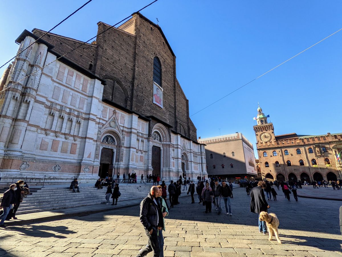 Piazza Maggiore, with Basilica di San Petronio on the left and Palazzo d'Accursio on the right