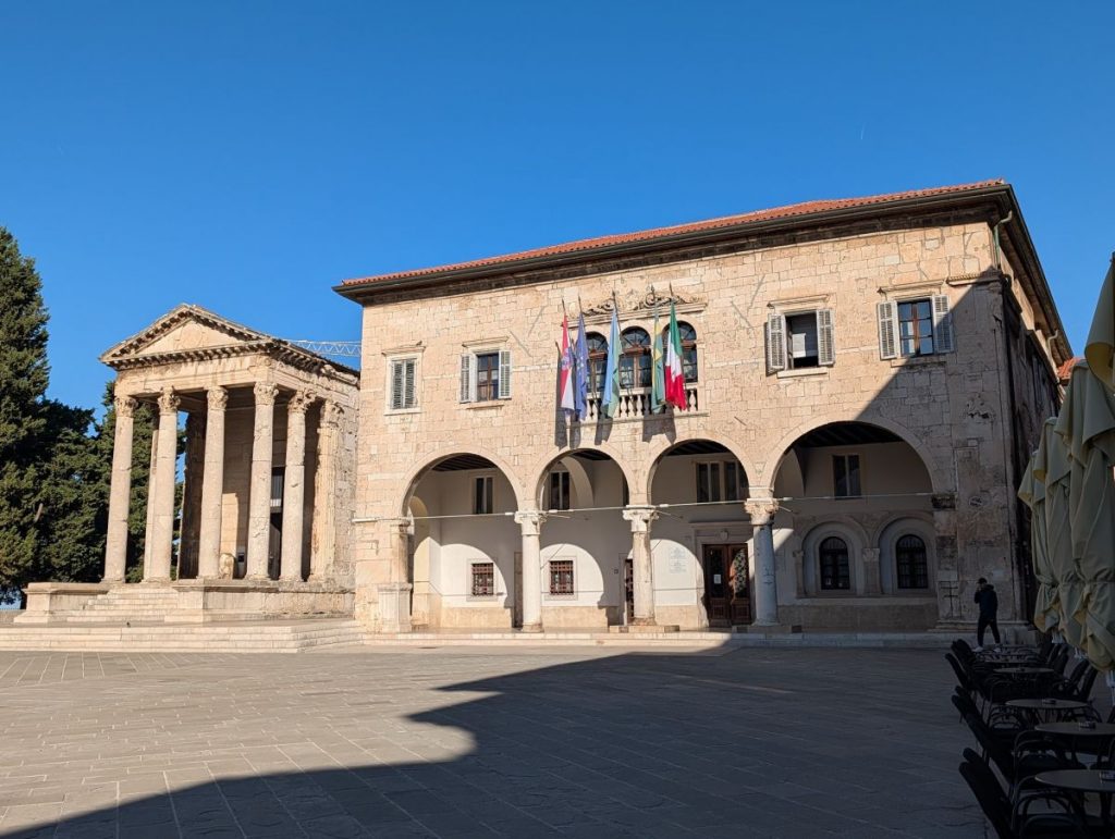 Temple of Augustus of the left, and Pula Community Palace on the right.