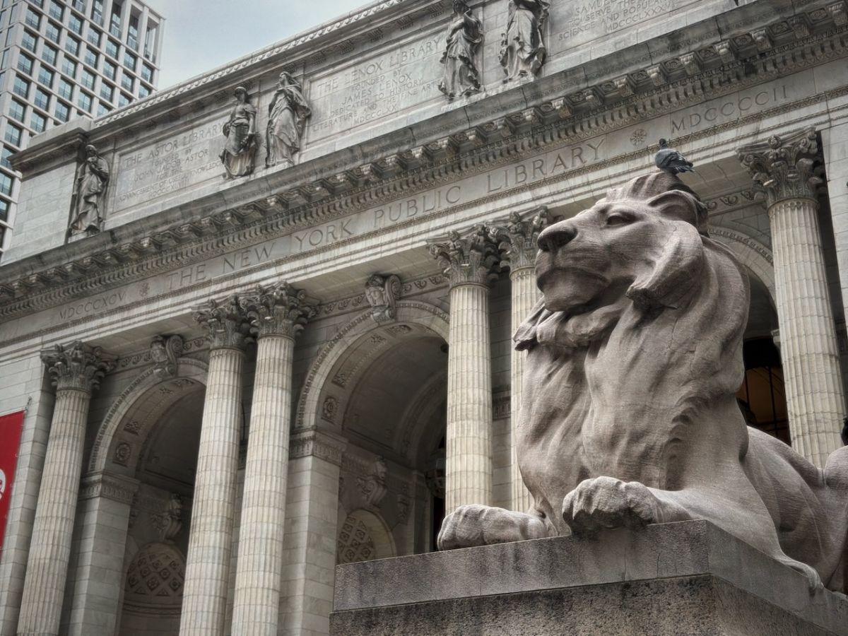 Lion statue in front of the New York Public Library
